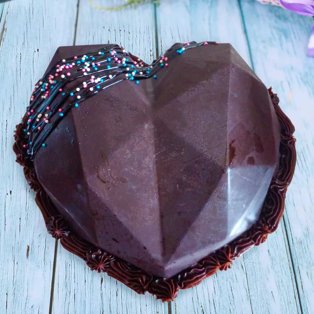 Choco Pinata Cake - Image 4